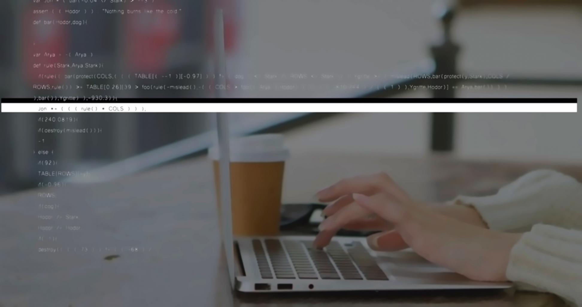Arbeitsplatz mit Computer und 3D-Modellierungssoftware